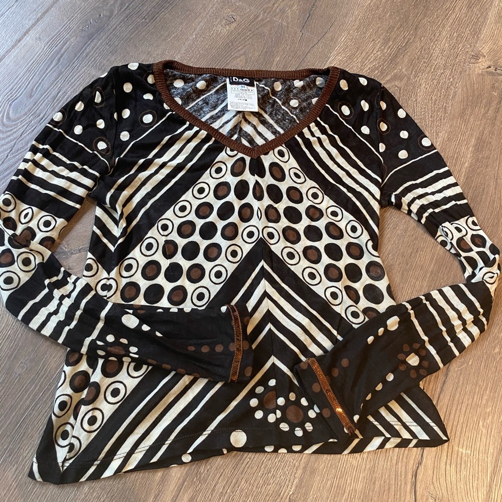 D&G - v neck top with accent wrist